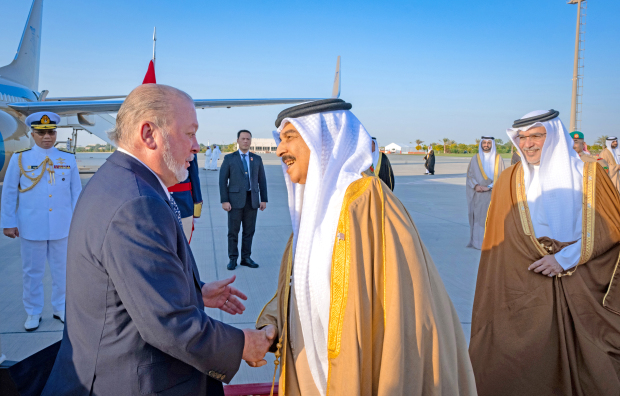 <p>His Majesty King Hamad was at the forefront welcoming Malaysian King Sultan Ibrahim Ibni Almarhum Sultan Iskandar and his accompanying delegation upon their arrival in Bahrain. His Royal Highness Prince Salman bin Hamad Al Khalifa, Crown Prince and Prime Minister, senior members of the Royal Family and government officials were present. King Sultan Ibrahim was accompanied by an official delegation that included several of his sons and senior officials.</p>